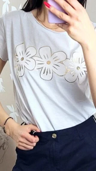 T-shirt z kwiatami biała
