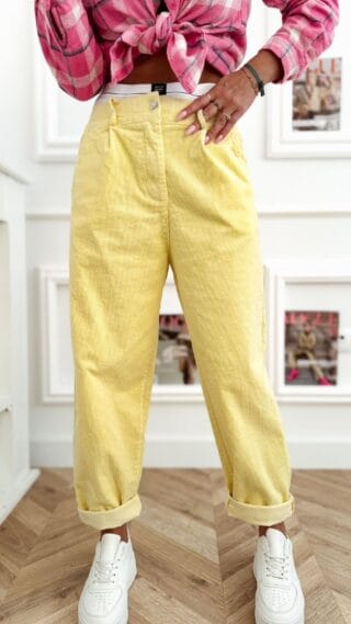 żółte spodnie